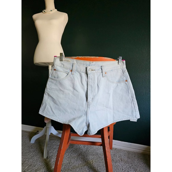 Women's Levi's Wide Leg Light Wash Denim Shorts 32 - Picture 1 of 8